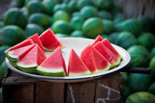 东瓜娱乐中老年吃瓜,中老年群体乐享“吃瓜”时光  第3张